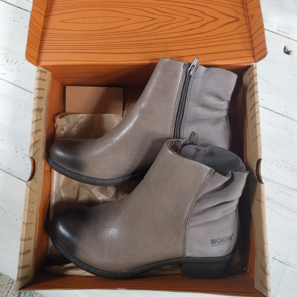 GORGEOUS  Bog ankle boots, taupe, size 7.5