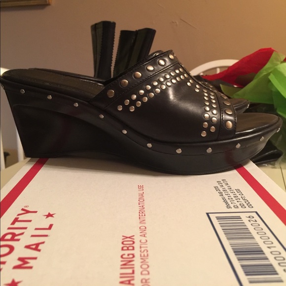 B Makowsky leather upper sandals with studs - Picture 2 of 5