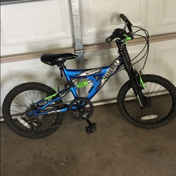 Black and blue bike - Picture 1 of 3