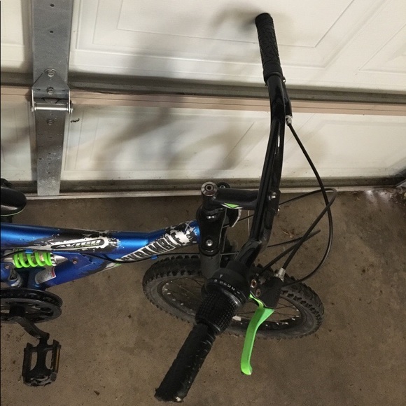 Black and blue bike - Picture 3 of 3