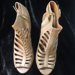 Vince Camuto sandals size 9