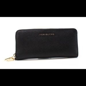 Michael Kors Zip-up Wallet