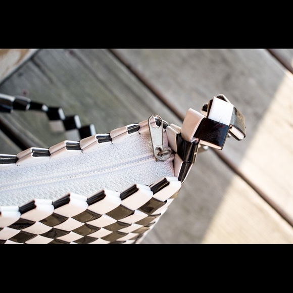 Vintage Black & White woven checkered hand bag - Picture 4 of 4