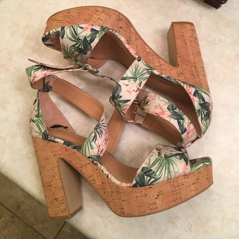 Sandals - Picture 2 of 2
