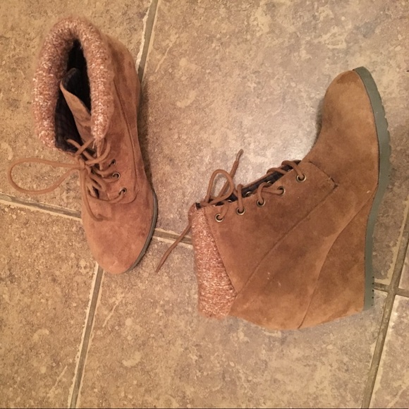 LIKE NEW wedge boots - Picture 1 of 4