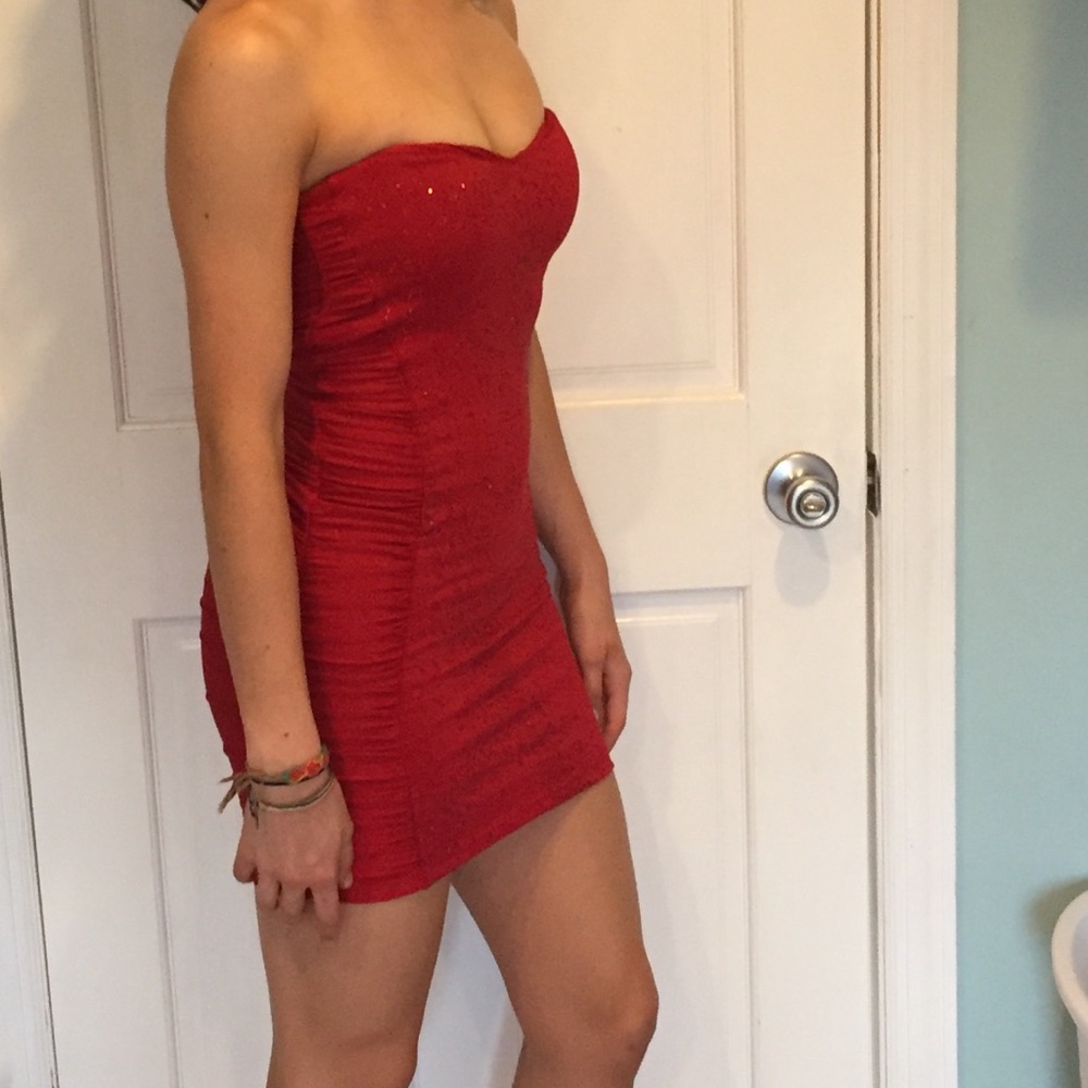 Tight red Sabora dress, sequined in the front