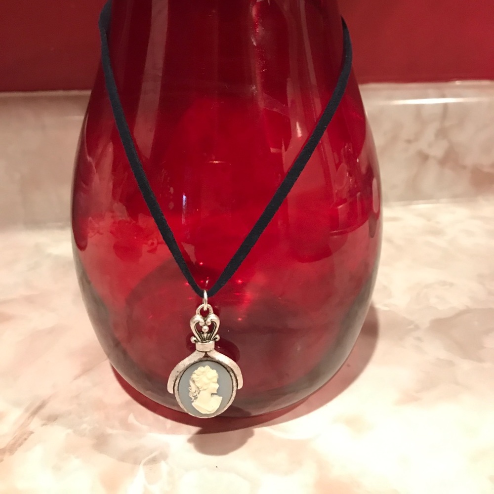 VTG CAMEO NECKLACE