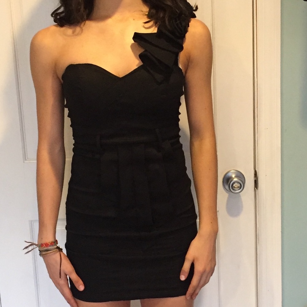Black bodycon dress, one strap, flowers on strap
