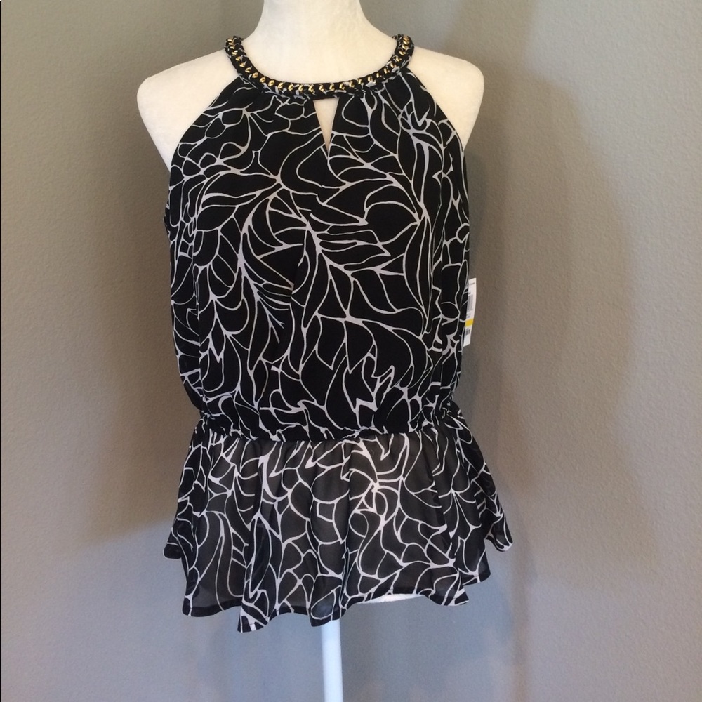 Black & white work top with gold chain neck detail