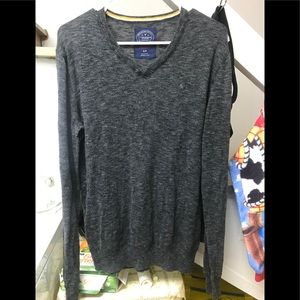 AE v-neck sweater