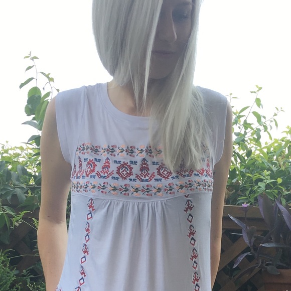 Embroidered cap sleeve top - Picture 5 of 8