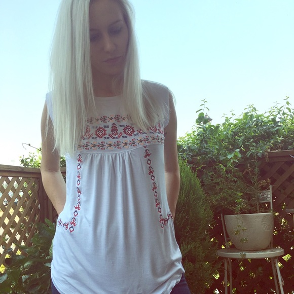Embroidered cap sleeve top - Picture 4 of 8