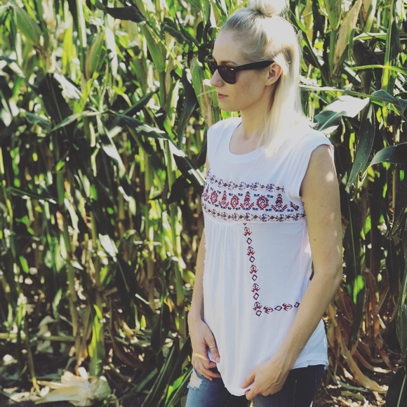 Embroidered cap sleeve top - Picture 2 of 8