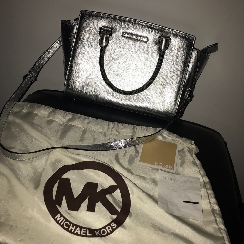 MICHEAL KORS silver crossover bag