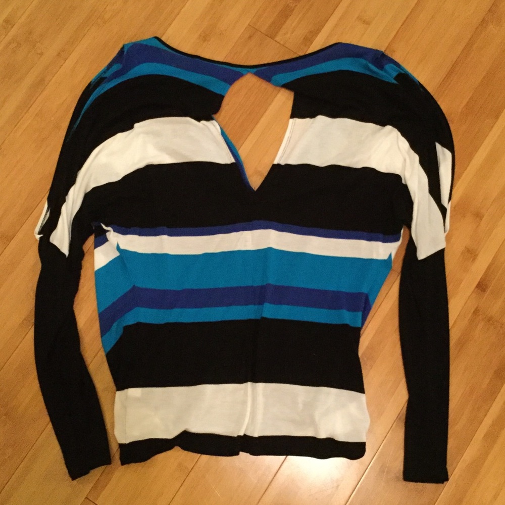 Bebe cold shoulder top w peephole back