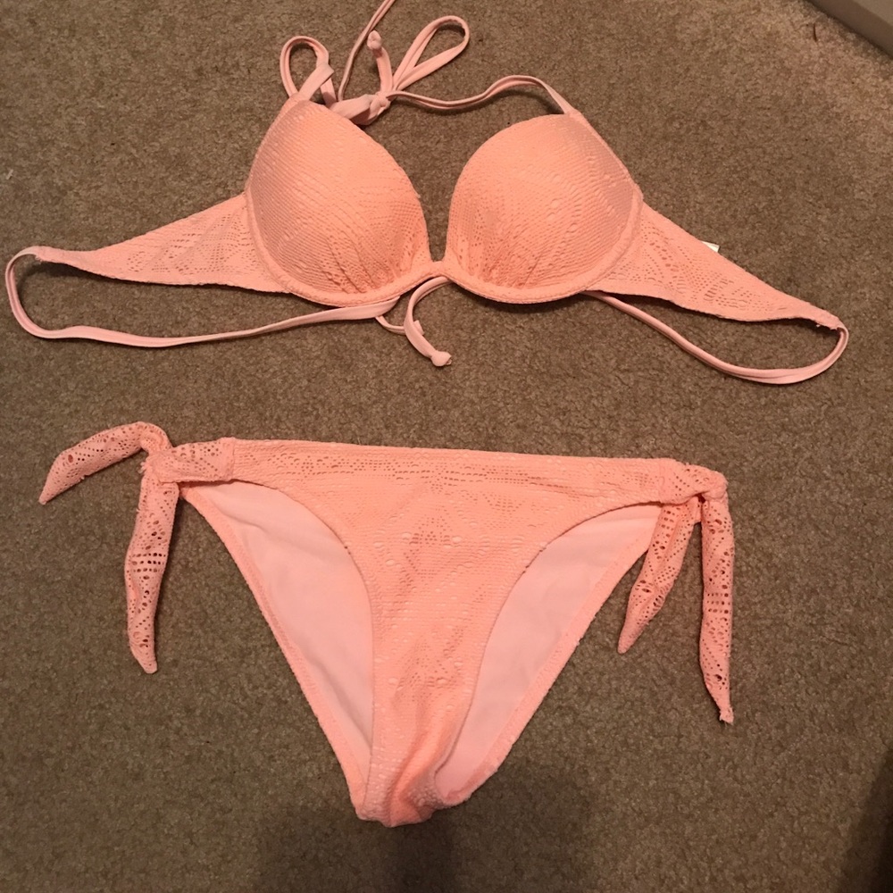 Never worn bikini (32B)