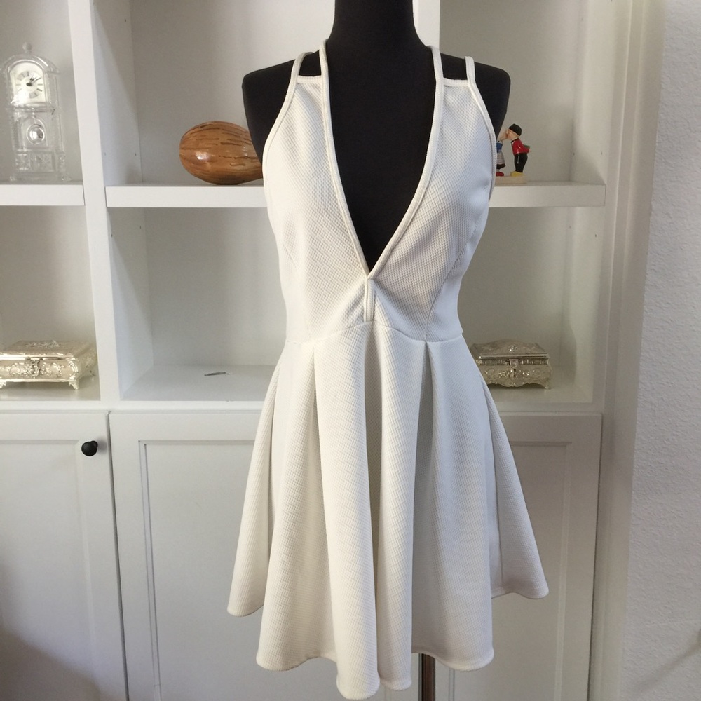🎾 Deep V opening white dress M-L