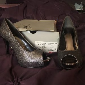 New never worn Jaqueline Ferrar silver pumps