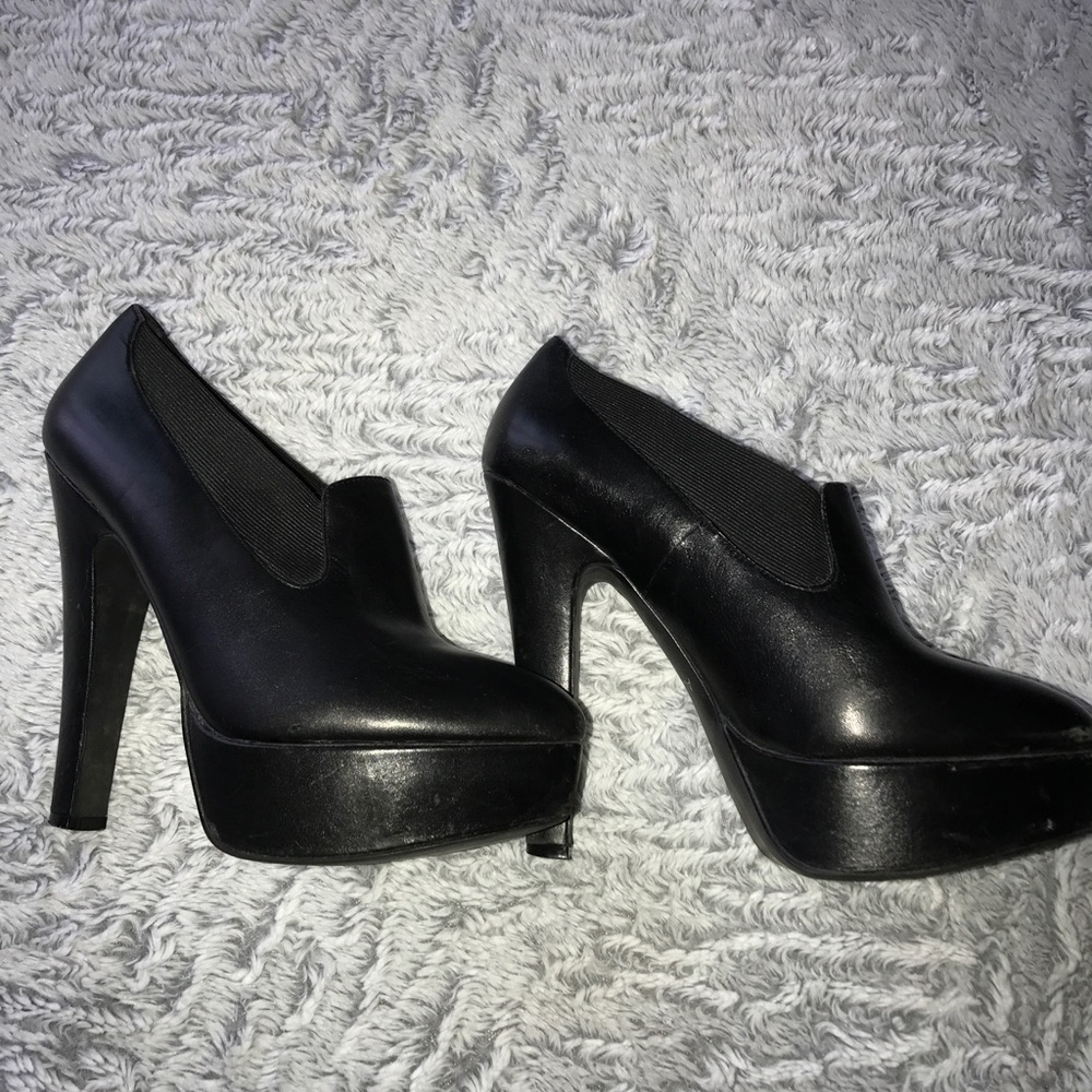 Aldo black leather closed toe platform heels