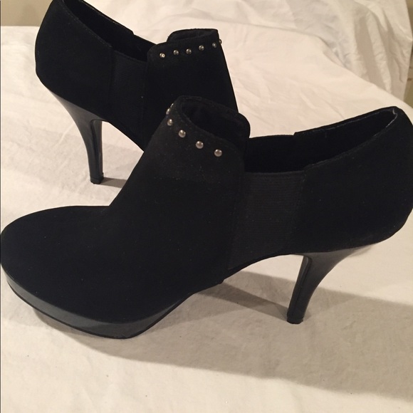 Unlisted Shoes - Kenneth Cole UNLISTED Black Suede Booties