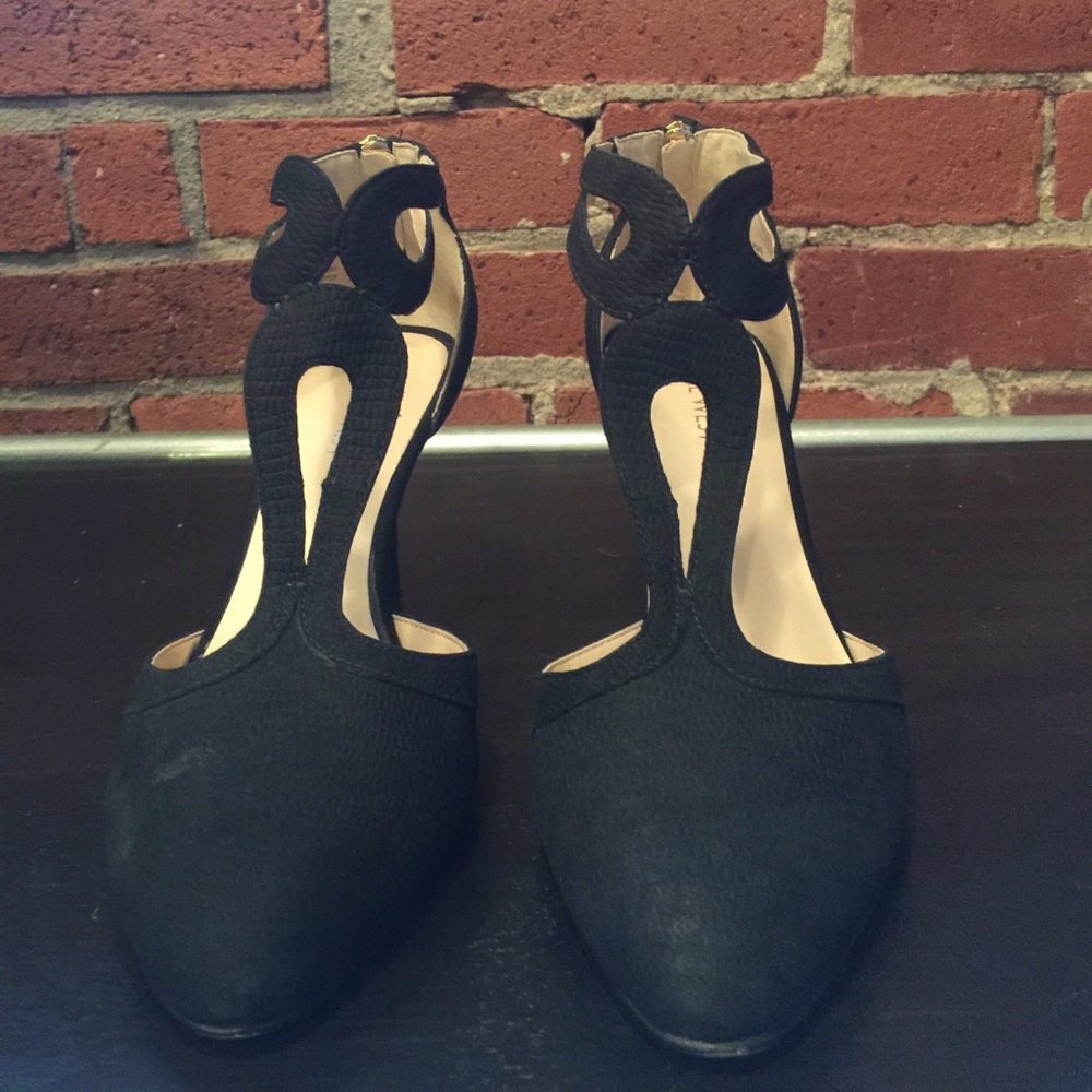Black Nine West Pumps with Detail