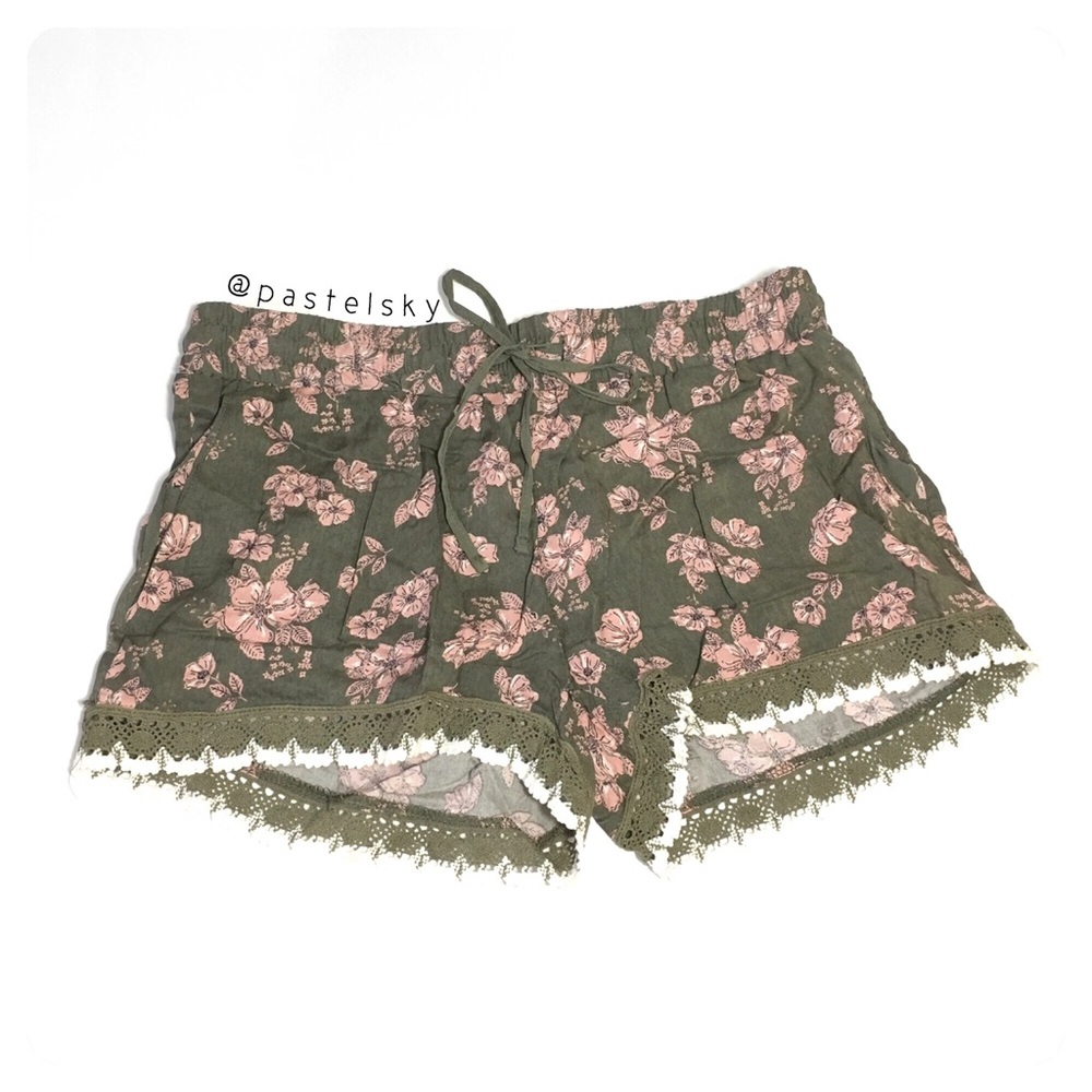 🆕 EMPYRE crochet detail shorts - Picture 1 of 4