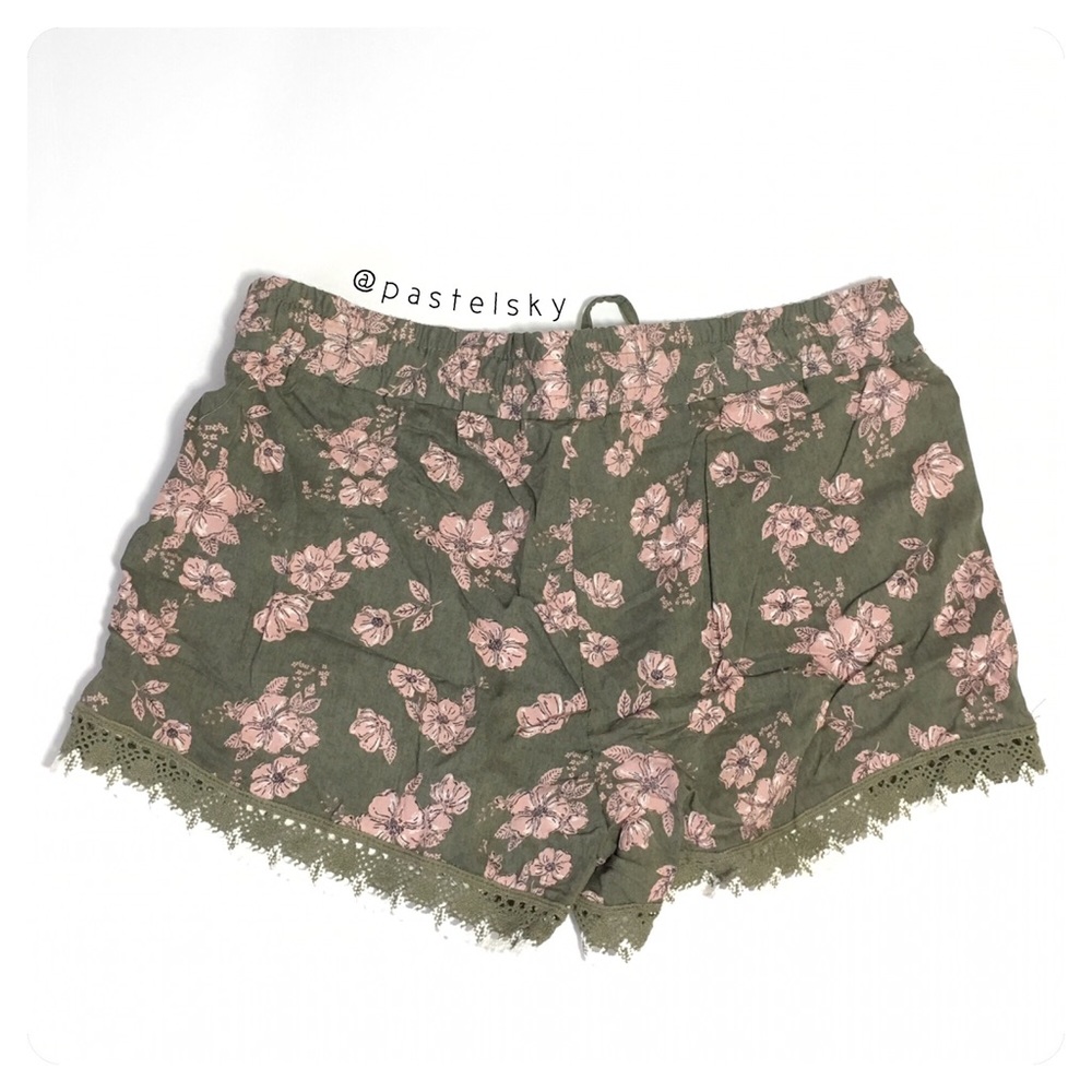 🆕 EMPYRE crochet detail shorts - Picture 2 of 4