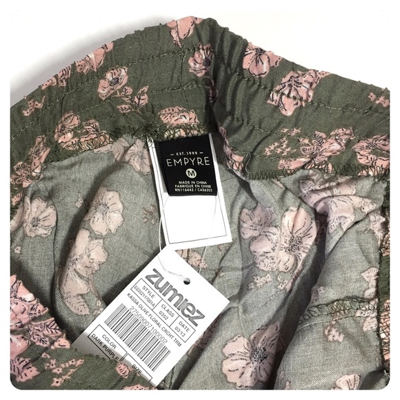 🆕 EMPYRE crochet detail shorts - Picture 4 of 4