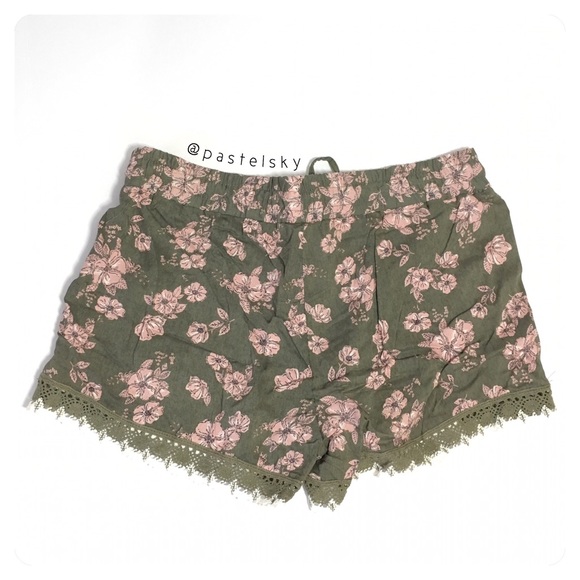 🆕 EMPYRE crochet detail shorts - Picture 2 of 4