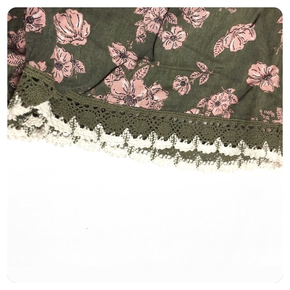 🆕 EMPYRE crochet detail shorts - Picture 3 of 4