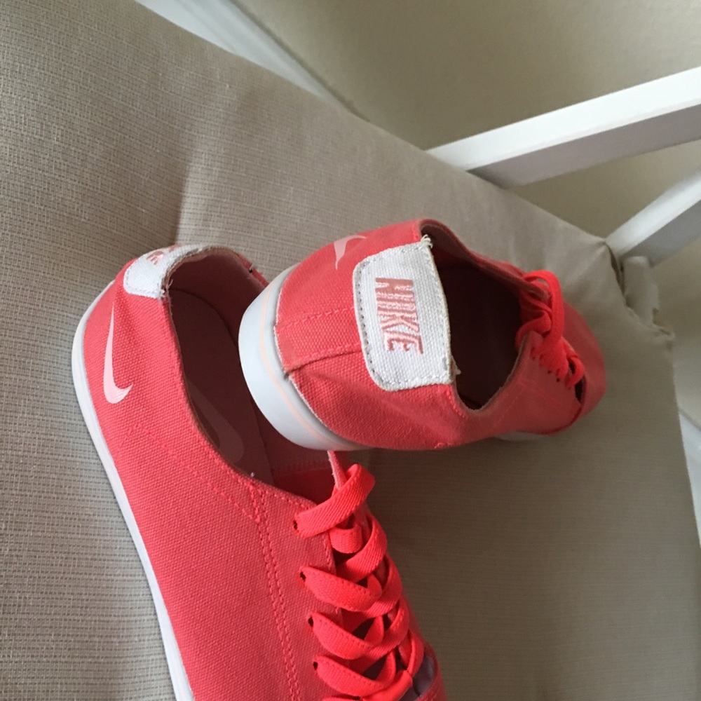 Nike shoes in pink Sz 6 New
