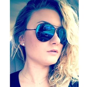 Meet your Posher, Alicia