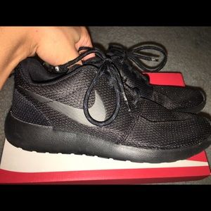 Black Nike Roshe