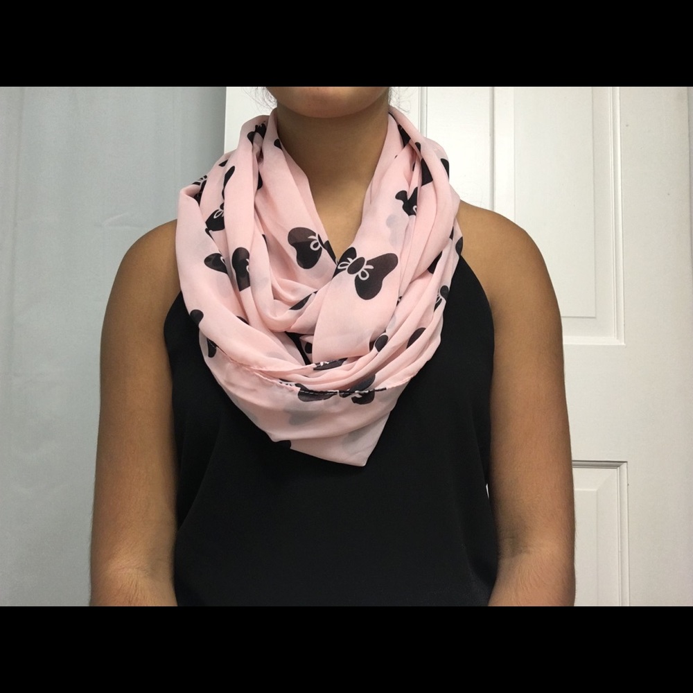 Adorable infinity scarf w/ bow pattern!