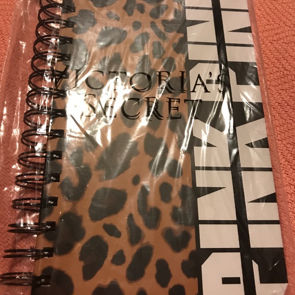 BNIP Pink Victoria'sSecret 2017/18 daily planner - Picture 2 of 6