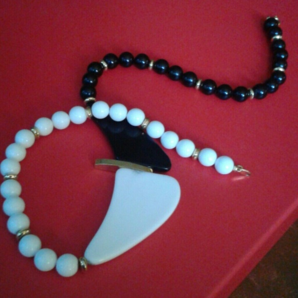 Black and white gold chic necklace - Picture 3 of 3