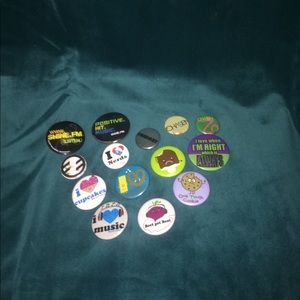 Bundle of pin back buttons