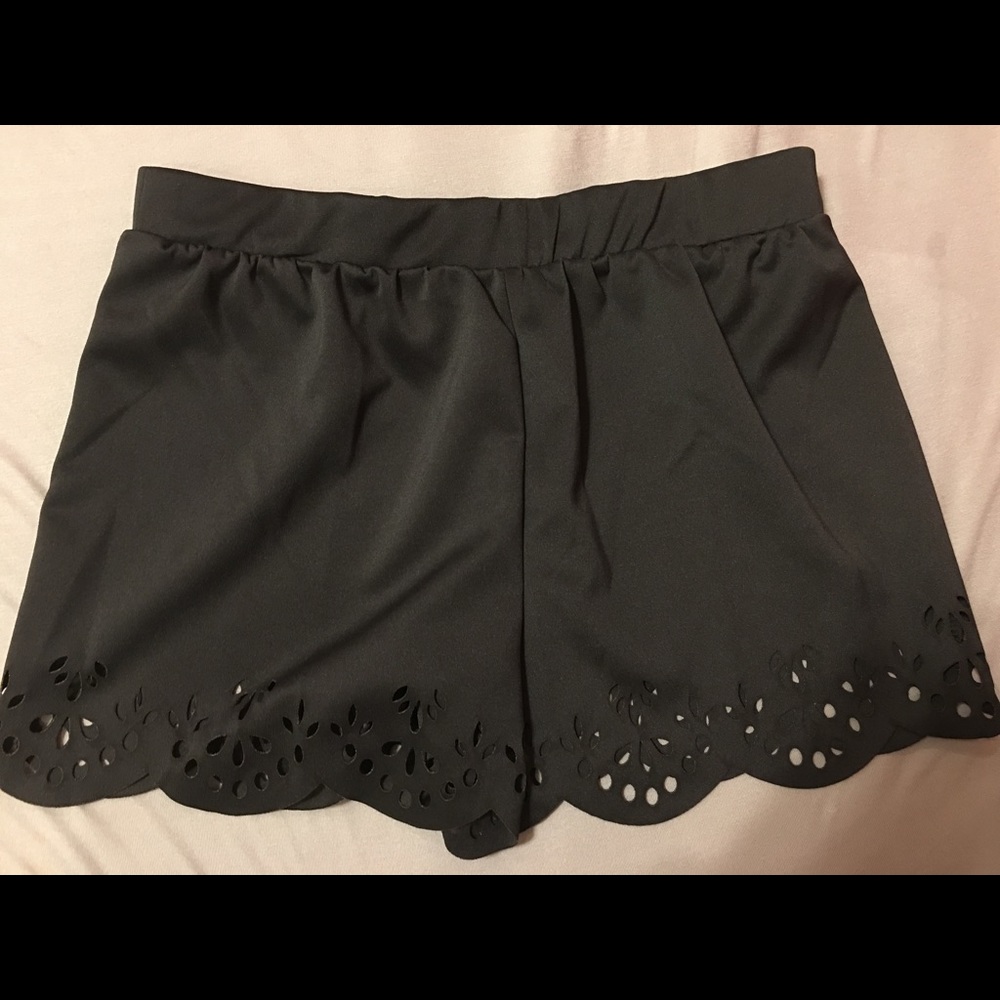 Eyelet shorts - Picture 2 of 3