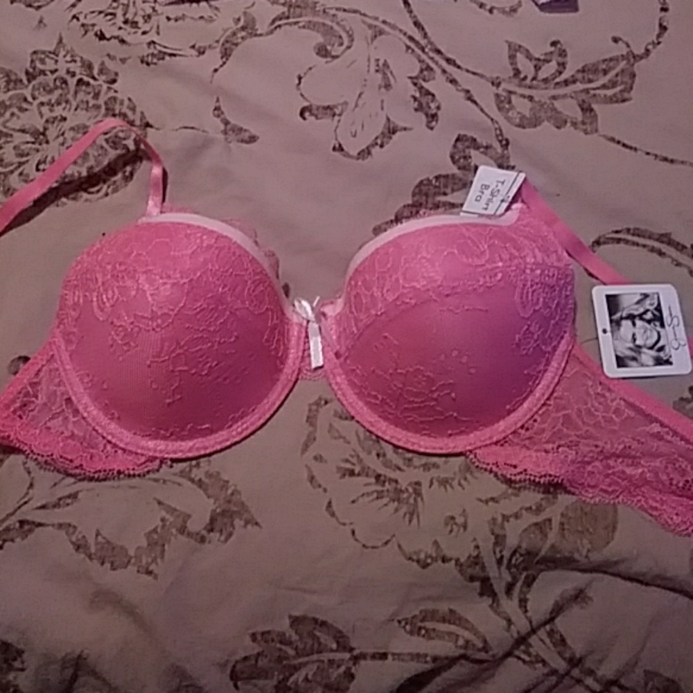 Jessica Simpson bra
