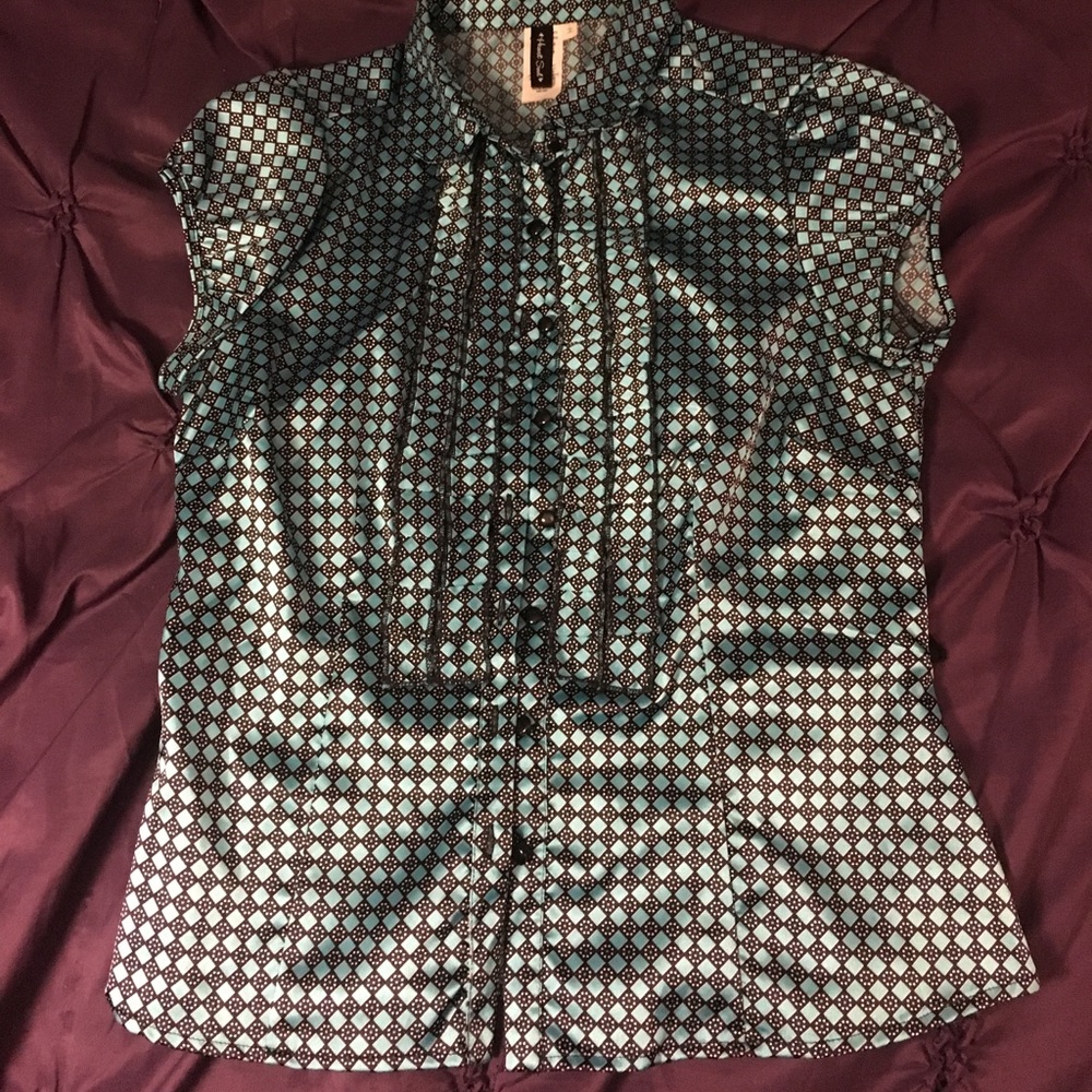 Heart & Soul sz L blue satin feel blouse