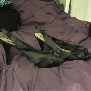 Fioni black peep toe pumps with bow toes sz 9