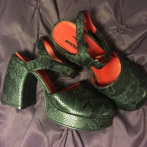 Rocket Dog 8-1/2 medium snake skin Velcro shoes