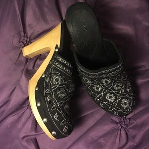 Blk Glitter embellished wooden clogs w/heels
