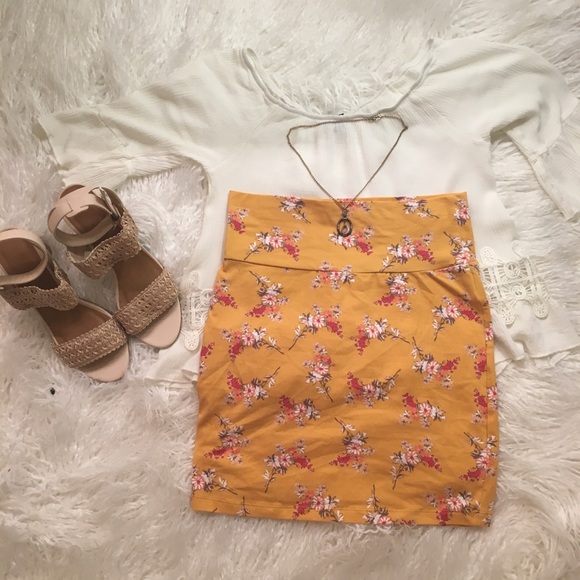 🌼Yellow Mini Skirt🌼 - Picture 1 of 3
