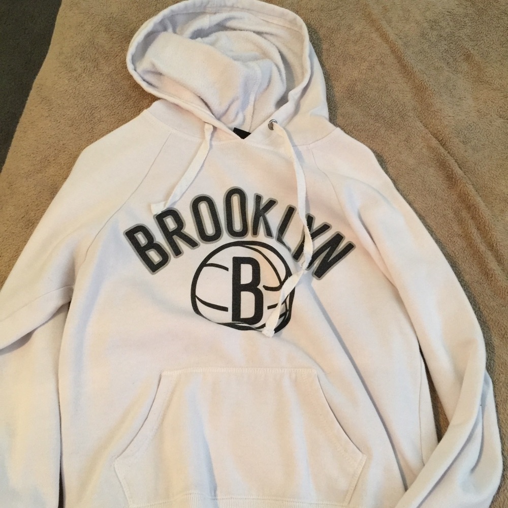 white nba Brooklyn hoodie • size : small