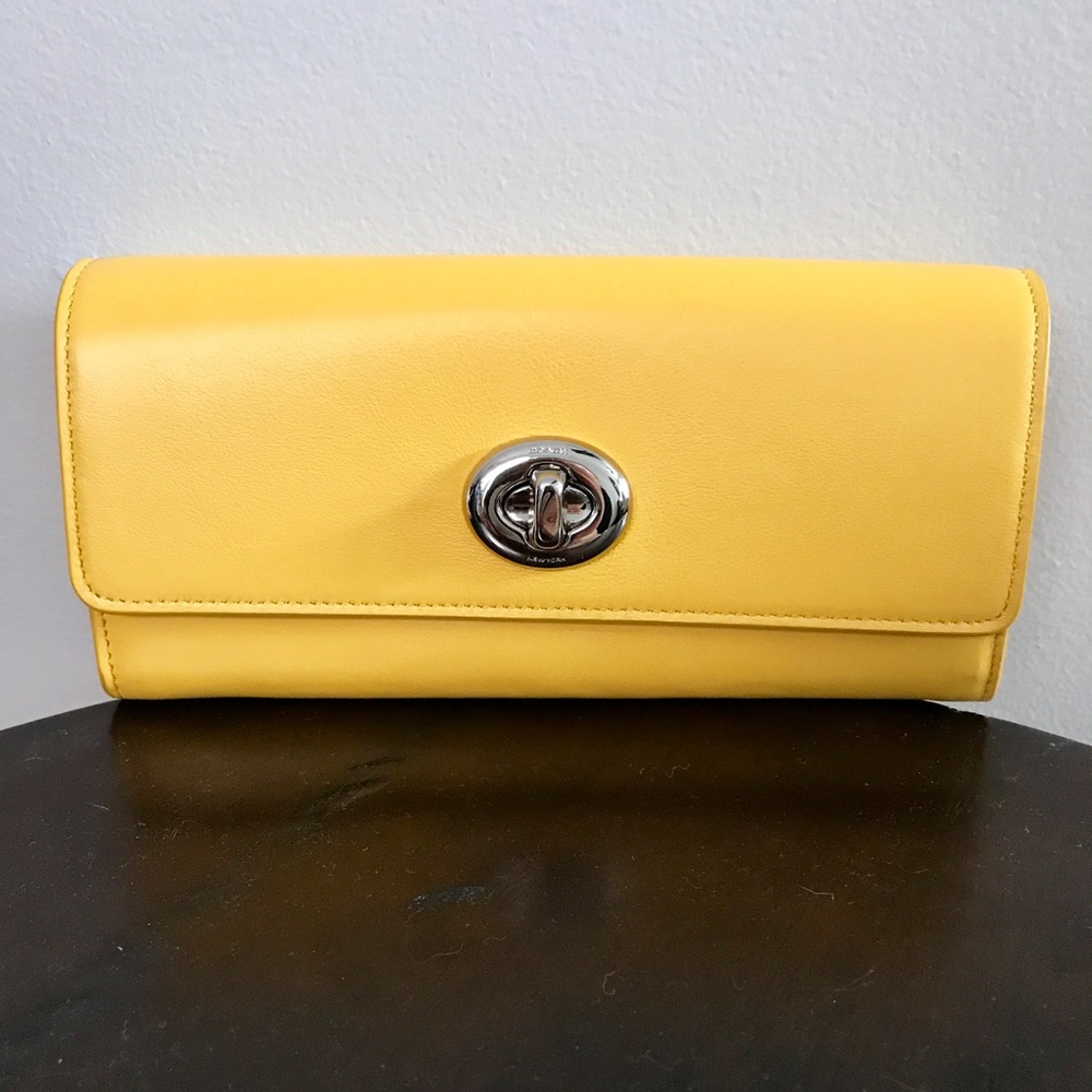 DISCOUNTED SHIPPING! Coach wallet/clutch.