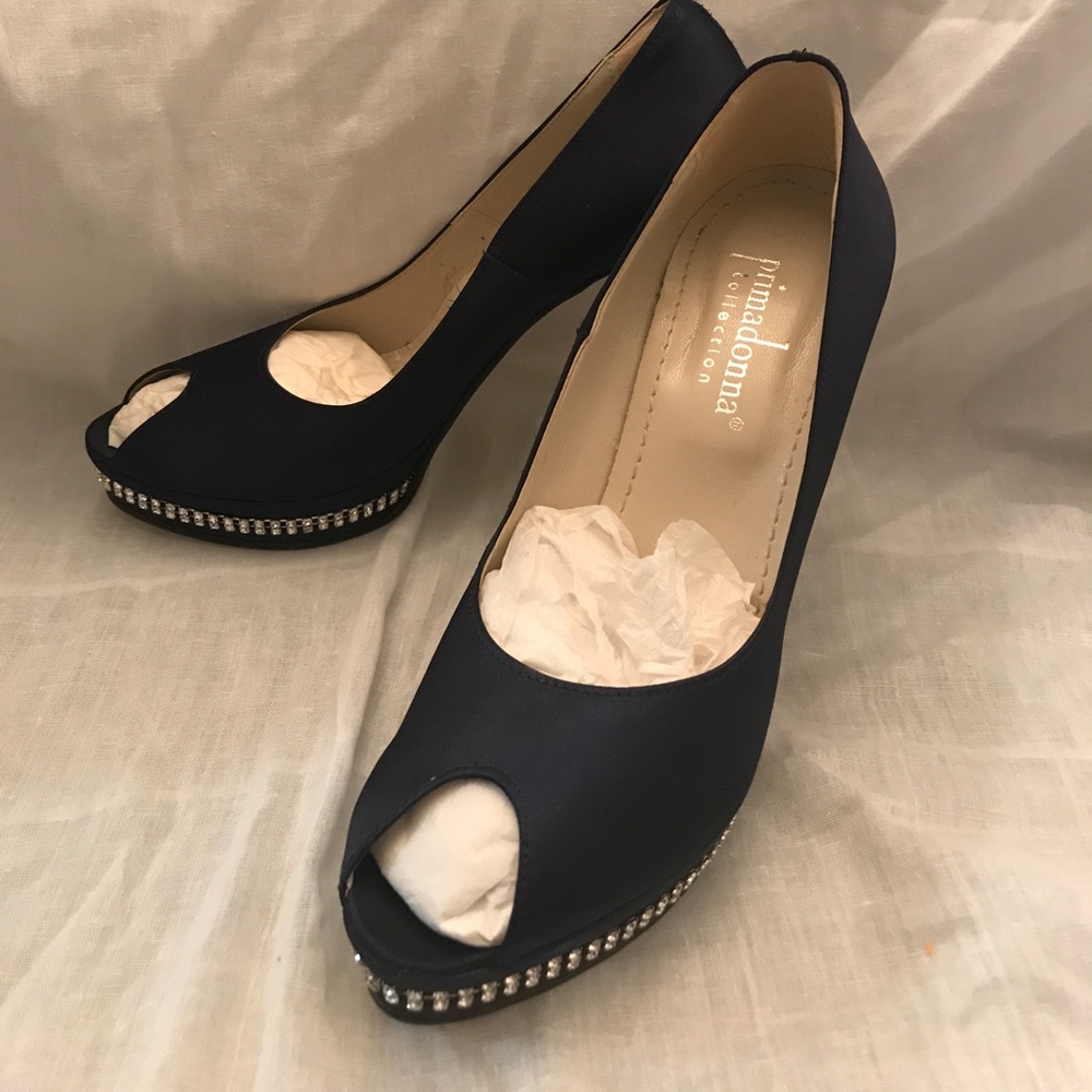 Dark navy bridesmaid shoes.