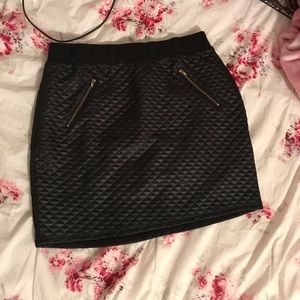 Black textured mini skirt