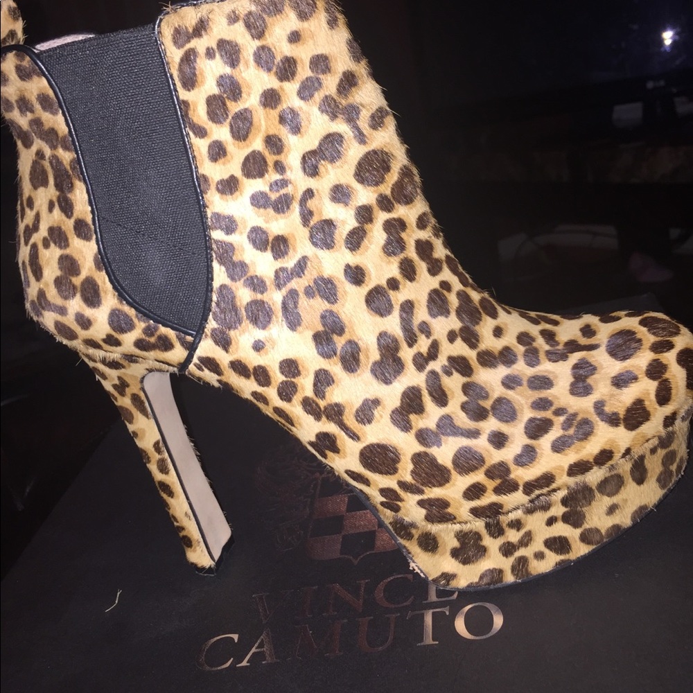 Vince Camuto Leopard booties 71/2