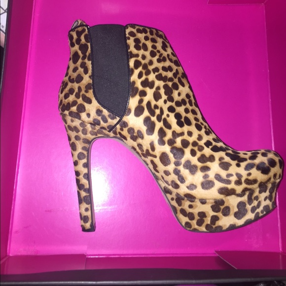 Vince Camuto Leopard booties 71/2 - Picture 2 of 4